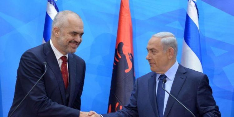 El primer ministro Benjamin Netanyahu posa para una foto con su homólogo albanés, Edi Rama, antes de una reunión en Jerusalén en 2015. (Kobi Gideon / GPO)