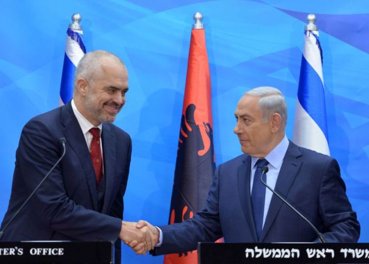El primer ministro Benjamin Netanyahu posa para una foto con su homólogo albanés, Edi Rama, antes de una reunión en Jerusalén en 2015. (Kobi Gideon / GPO)