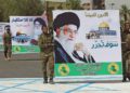 Milicianos chiítas portan un póster del líder supremo de Irán, el ayatolá Ali Khamenei, mientras pisaban un dibujo de una bandera israelí, durante un mitin del Día de Jerusalén en la capital iraquí de Bagdad el 8 de junio de 2018. (Foto de AFP / Ahmad Al-Rubaye)