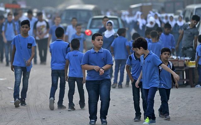 Los alumnos se reúnen frente a una escuela dirigida por la agencia de las Naciones Unidas para los refugiados palestinos UNRWA en la ciudad de Gaza el 29 de agosto de 2018, el primer día de clases después de las vacaciones de verano. (Foto AFP / Mahmud Hams)