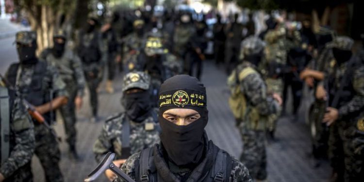 Miembros del grupo terrorista Jihad Islámico Palestino respaldado por Irán marchan durante un desfile militar en la ciudad de Gaza el 4 de octubre de 2018. (Foto de Anas Baba / AFP)