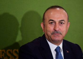 El ministro de Relaciones Exteriores de Turquía, Mevlut Cavusoglu, celebra una conferencia de prensa en Tokio el 6 de noviembre de 2018. (Martin BUREAU / AFP)
