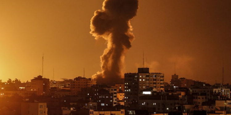 Una fotografía tomada el 12 de noviembre de 2018, muestra un humo que se eleva sobre el edificio donde se encuentra la estación de televisión al-Aqsa de Hamas en la Franja de Gaza durante un ataque aéreo israelí. (Mahmud Hams / AFP)