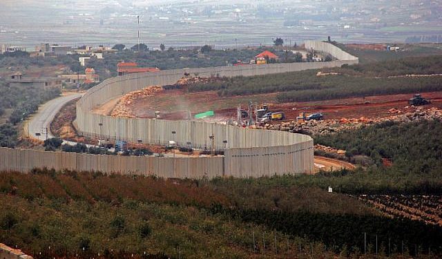 Esta fotografía tomada el 4 de diciembre de 2018 desde la aldea sur de Líbano, Kfar Kila, muestra una vista de la maquinaria israelí que opera detrás del muro fronterizo en Israel. (Ali Dia / AFP)