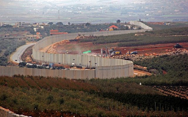 Esta fotografía tomada el 4 de diciembre de 2018 desde la aldea sur de Líbano, Kfar Kila, muestra una vista de la maquinaria israelí que opera detrás del muro fronterizo en Israel. (Ali Dia / AFP)