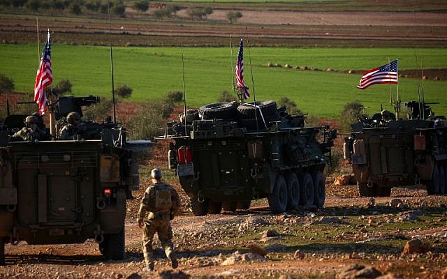 Los vehículos blindados de las fuerzas estadounidenses conducen cerca de la aldea de Yalanli, en las afueras del oeste de la ciudad de Manbij, en el norte de Siria, el 5 de marzo de 2017. (Delil Souleiman / AFP)