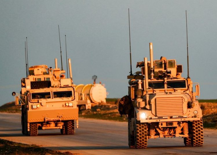 Los vehículos tácticos del Cuerpo de Marines de EE. UU. Se ven conduciendo a lo largo de una carretera cerca de la ciudad de Tal Baydar en el campo de la provincia de Hasakeh, noreste de Siria, el 21 de diciembre de 2018. (Delil Souleiman / AFP)