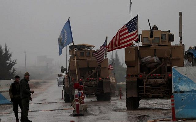 Una línea de vehículos militares de Estados Unidos atraviesa un puesto de control de las Fuerzas de Seguridad Internas en Manbij cuando se dirigen a su base en las afueras de la ciudad del norte de Siria el 30 de diciembre de 2018. (Delil SOULEIMAN / AFP)