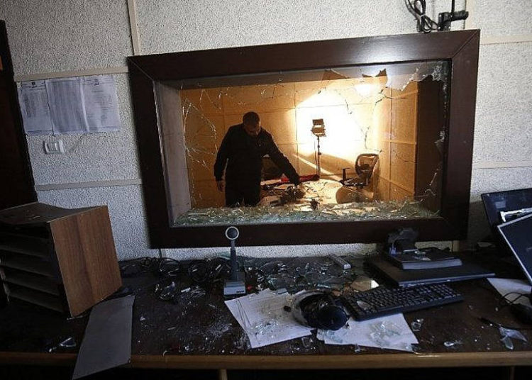 Un empleado de las estaciones de radio y televisión administradas por la Autoridad Palestina inspecciona los daños en uno de los estudios el 4 de enero de 2019, luego de que hombres armados allanaron el edificio en la ciudad de Gaza. (Dijo Khatib / AFP)