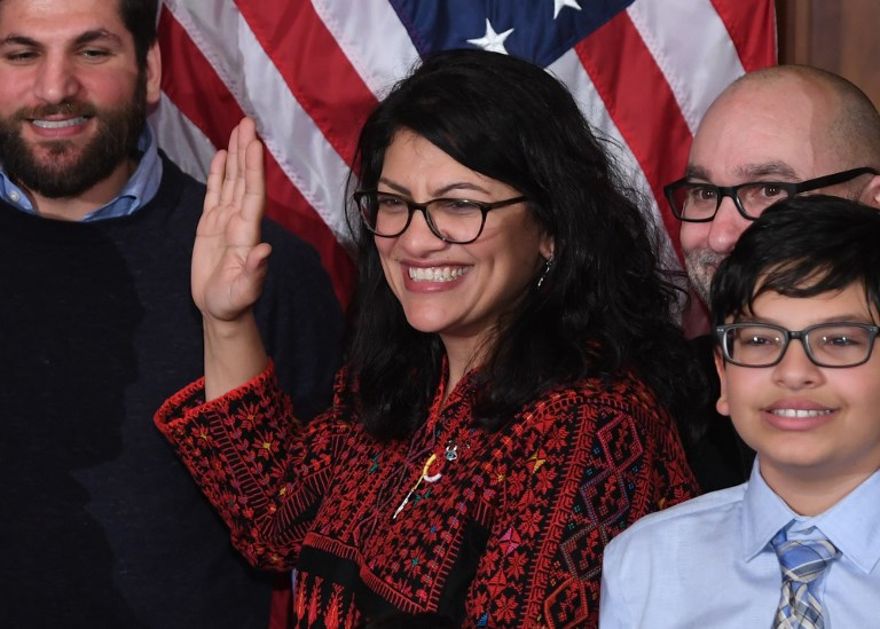 En esta foto de archivo tomada el 3 de enero de 2019, la Representante de la Cámara de Representantes de los Estados Unidos, Rashida Tlaib, participa en una ceremonia de juramento al inicio del 116º Congreso en el Capitolio de los Estados Unidos en Washington, DC. Tlaib inició su mandato con un voto improvisado de destituir al presidente Donald Trump, provocando indignación republicana y poniendo a prueba la disciplina del partido apenas un día después de que los demócratas recuperaron la Cámara. (SAUL LOEB / AFP)