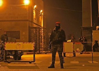 Las fuerzas de seguridad palestinas leales a Hamas montan guardia en el cruce fronterizo de Rafah con Egipto, el 7 de enero de 2019 (Dijo KHATIB / AFP)