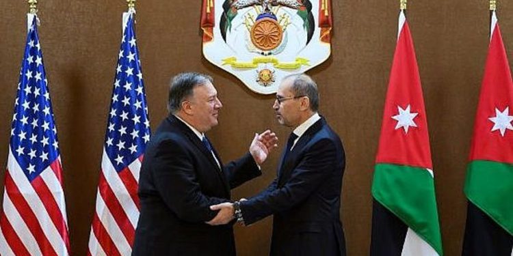 El Secretario de Estado de los Estados Unidos, Mike Pompeo (L), se reúne con el Ministro de Relaciones Exteriores de Jordania, Ayman Safadi, en Ammán el 8 de enero de 2019. (ANDREW CABALLERO-REYNOLDS / POOL / AFP)