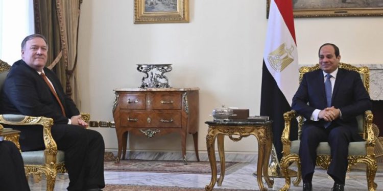 El secretario de Estado estadounidense, Mike Pompeo, se reúne con el presidente egipcio, Abdel Fattah el-Sissi, en El Cairo, el 10 de enero de 2019. (ANDREW CABALLERO-REYNOLDS / POOL / AFP)