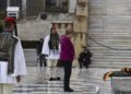 La canciller alemana, Angela Merkel, rinde homenaje en la Tumba del Soldado Desconocido en Atenas el 11 de enero de 2019 (Aris Messinis / AFP)