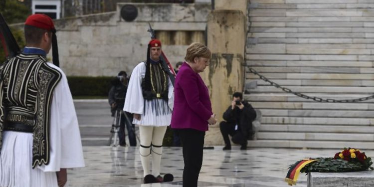 La canciller alemana, Angela Merkel, rinde homenaje en la Tumba del Soldado Desconocido en Atenas el 11 de enero de 2019 (Aris Messinis / AFP)