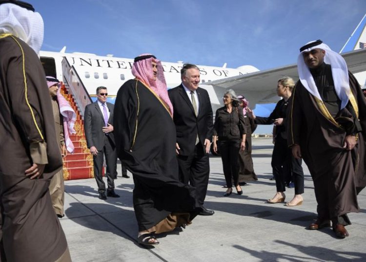 El ministro de Relaciones Exteriores de Bahrein, Khalid bin Ahmed Al Khalifa (CL), saluda al Secretario de Estado de los Estados Unidos, Mike Pompeo (CR), después de llegar al Aeropuerto Internacional de Manama en Manama el 11 de enero de 2019. (Andrew Caballero-Reynolds / Pool / AFP)