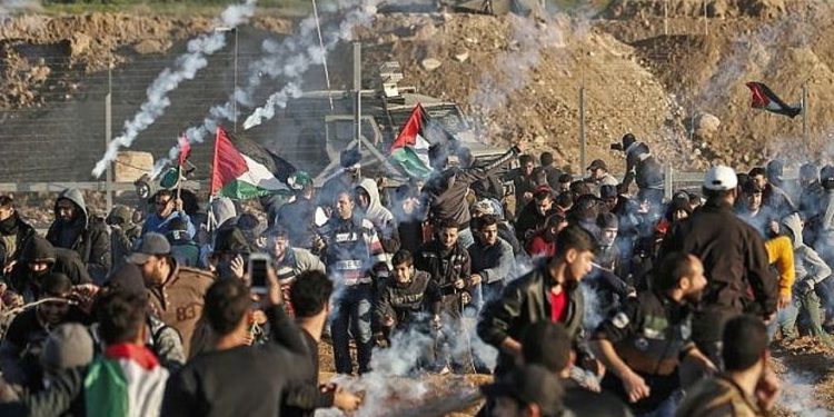 Esta fotografía tomada el 11 de enero de 2019 muestra una vista de los enfrentamientos entre los palestinos y las fuerzas israelíes al otro lado de la frontera (MAHMUD HAMS / AFP)