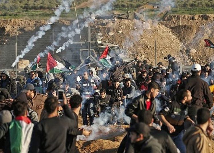 Esta fotografía tomada el 11 de enero de 2019 muestra una vista de los enfrentamientos entre los palestinos y las fuerzas israelíes al otro lado de la frontera (MAHMUD HAMS / AFP)