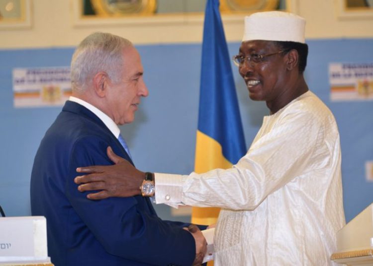 El presidente de Chad, Idriss Deby Itno (R) le da la mano al primer ministro Benjamin Netanyahu durante una reunión en el palacio presidencial en N'Djamena el 20 de enero de 2019. (Foto de BRAHIM ADJI / AFP)