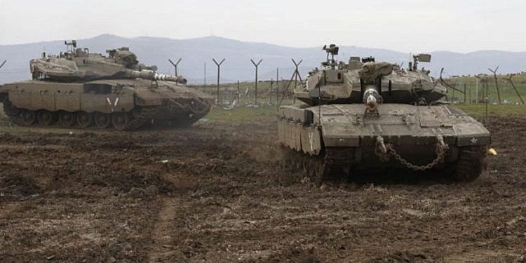 Los tanques israelíes Merkava toman posiciones en los Altos del Golán, el 20 de enero de 2019. (Jalaa Marey / AFP)