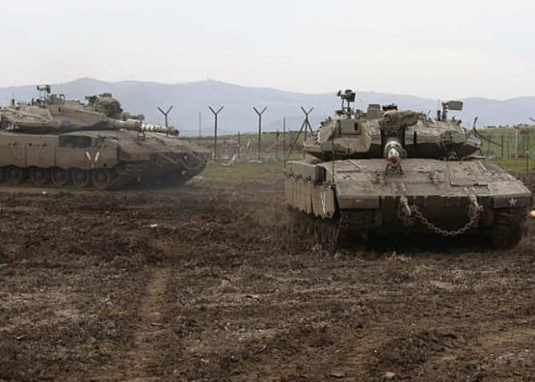 Los tanques israelíes Merkava toman posiciones en los Altos del Golán, el 20 de enero de 2019. (Jalaa Marey / AFP)