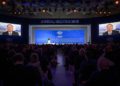 El secretario de Estado de los EE. UU., Mike Pompeo, aparece en las pantallas durante su discurso por satélite en la reunión anual del Foro Económico Mundial (WEF), el 22 de enero de 2019 en Davos, Suiza oriental. (Fabrice Coffrini / AFP)