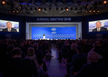 El secretario de Estado de los EE. UU., Mike Pompeo, aparece en las pantallas durante su discurso por satélite en la reunión anual del Foro Económico Mundial (WEF), el 22 de enero de 2019 en Davos, Suiza oriental. (Fabrice Coffrini / AFP)