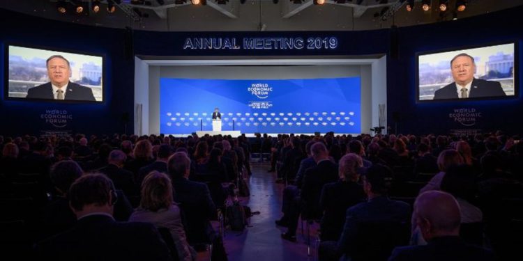 El secretario de Estado de los EE. UU., Mike Pompeo, aparece en las pantallas durante su discurso por satélite en la reunión anual del Foro Económico Mundial (WEF), el 22 de enero de 2019 en Davos, Suiza oriental. (Fabrice Coffrini / AFP)
