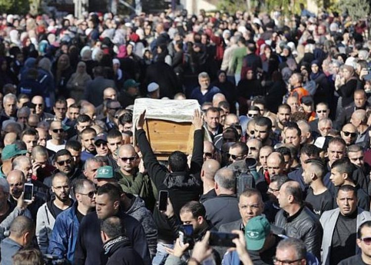 Los dolientes llevan el ataúd de la estudiante israelí Aya Maasarwe durante su funeral en la ciudad norteña de Baqa al-Gharbiya, el 23 de enero de 2019. (Ahmad GHARABLI / AFP)