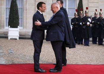 El presidente Reuven Rivlin, a la derecha, es recibido por el presidente francés Emmanuel Macron a su llegada al Palacio del Elíseo en París el 23 de enero de 2019. (Ludovic MARIN / AFP)