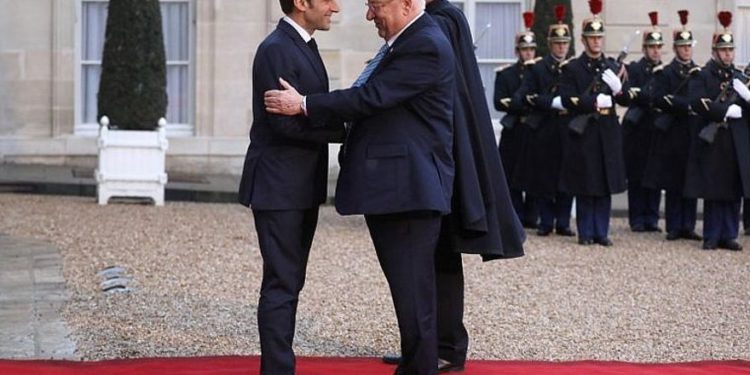 El presidente Reuven Rivlin, a la derecha, es recibido por el presidente francés Emmanuel Macron a su llegada al Palacio del Elíseo en París el 23 de enero de 2019. (Ludovic MARIN / AFP)