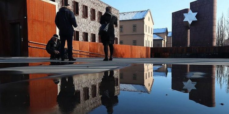 La gente visita el nuevo museo de Holocausto "House of Fates", ubicado en lo que fue la antigua estación de tren "Jozsefvarosi" en Budapest el 21 de enero de 2019. (Ferenc Isza / AFP)
