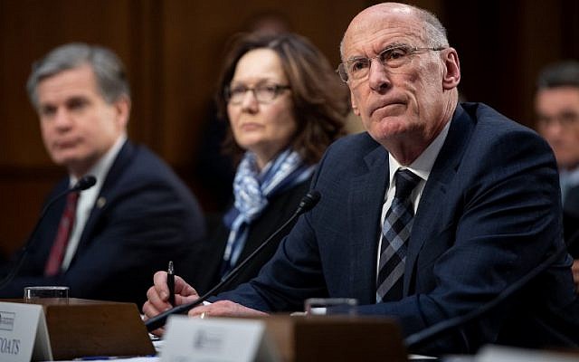 Dan Coats, a la derecha, en una audiencia del Comité Selecto de Inteligencia del Senado en Capitol Hill en Washington, DC, el 29 de enero de 2019. (SAUL LOEB / AFP)