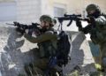 Ilustrativo: los soldados israelíes apuntan con sus armas a los manifestantes palestinos el 15 de febrero de 2016 en el campamento de refugiados palestinos de Amari, cerca de la ciudad de Ramallah, en la Ribera Occidental, durante los enfrentamientos. (AFP / ABBAS MOMANI)