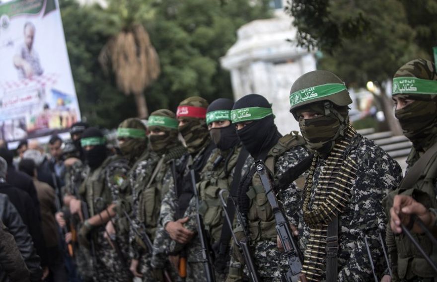 Los miembros de las Brigadas Izz ad-Din al-Qassam, el ala militar de Hamas, participan en una ceremonia el 18 de diciembre de 2016 en la ciudad de Gaza, en memoria de uno de sus líderes, Mohamed Zaouari, quien fue asesinado en Túnez. (AFP PHOTO / MAHMUD JAMS)
