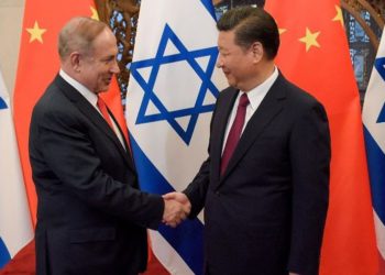 El primer ministro Benjamin Netanyahu y el presidente de China, Xi Jinping (R), se dan la mano antes de sus conversaciones en Diaoyutai State Guesthouse en Beijing el 21 de marzo de 2017. (AFP Photo / Pool / Etienne Oliveau)