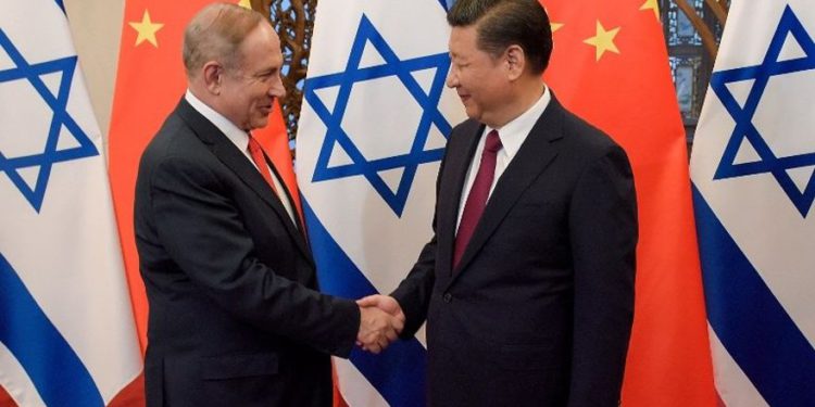 El primer ministro Benjamin Netanyahu y el presidente de China, Xi Jinping (R), se dan la mano antes de sus conversaciones en Diaoyutai State Guesthouse en Beijing el 21 de marzo de 2017. (AFP Photo / Pool / Etienne Oliveau)
