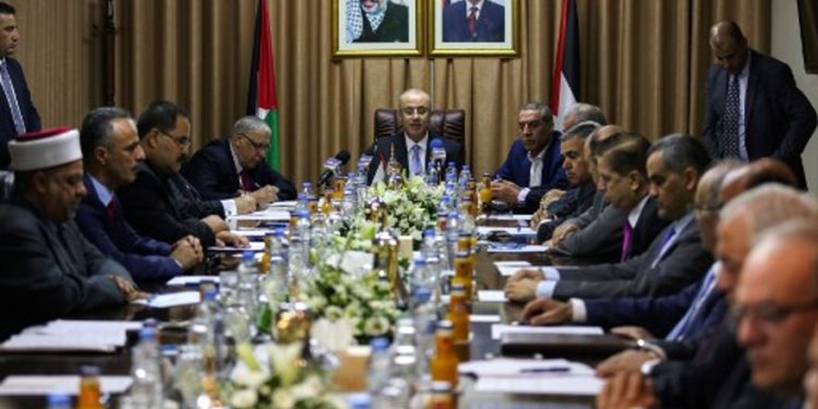 El Primer Ministro de la Autoridad Palestina, Rami Hamdallah (C), preside una reunión de gabinete del gobierno de reconciliación en la ciudad de Gaza el 3 de octubre de 2017. (MOHAMMED ABED / AFP)