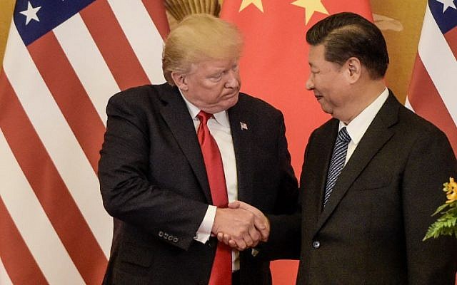 El presidente de los Estados Unidos, Donald Trump (L), da la mano al presidente de China, Xi Jinping, al final de una conferencia de prensa en el Gran Palacio del Pueblo en Beijing el 9 de noviembre de 2017. (AFP Photo / Fred Dufour)