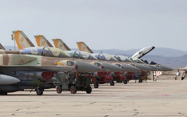 Fuerza Aérea israelí F-16I en la pista durante el ejercicio aéreo con Bandera Azul en la base de la fuerza aérea de Ovda, al norte de la ciudad israelí de Eilat, el 8 de noviembre de 2017. (Jack Guez / AFP)