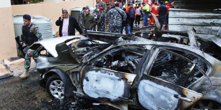 Las fuerzas de seguridad libanesas aseguran el área después de la explosión de un coche bomba en la ciudad portuaria sur de Líbano, Sidón, el 14 de enero de 2018. (Mahmoud Zayyat / AFP)