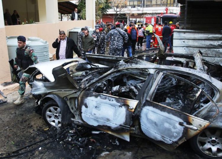 Las fuerzas de seguridad libanesas aseguran el área después de la explosión de un coche bomba en la ciudad portuaria sur de Líbano, Sidón, el 14 de enero de 2018. (Mahmoud Zayyat / AFP)