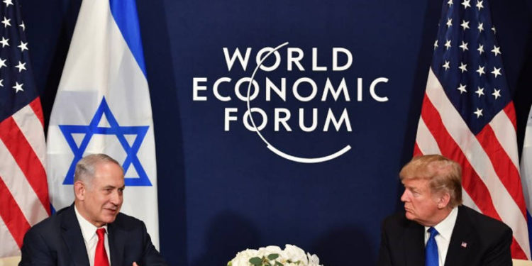 El presidente de los Estados Unidos, Donald Trump, y el primer ministro, Benjamin Netanyahu, durante una reunión bilateral al margen de la reunión anual del Foro Económico Mundial (WEF) en Davos, Suiza Oriental, el 25 de enero de 2018 (AFP Photo / Nicholas Kamm)