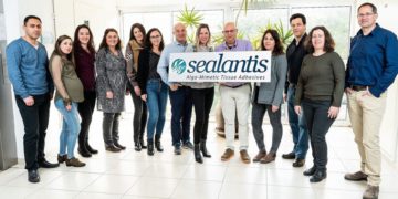 El equipo de Sealantis que ha desarrollado adhesivos médicos que imitan el proceso que permite que las algas se adhieran a las rocas en el agua (Nitzan Zohar, oficina del portavoz de Technion)