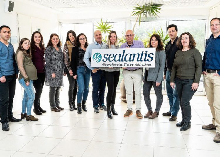 El equipo de Sealantis que ha desarrollado adhesivos médicos que imitan el proceso que permite que las algas se adhieran a las rocas en el agua (Nitzan Zohar, oficina del portavoz de Technion)