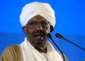Funcionarios sudaneses dicen que el ejército obligó al presidente Omar al-Bashir a renunciar