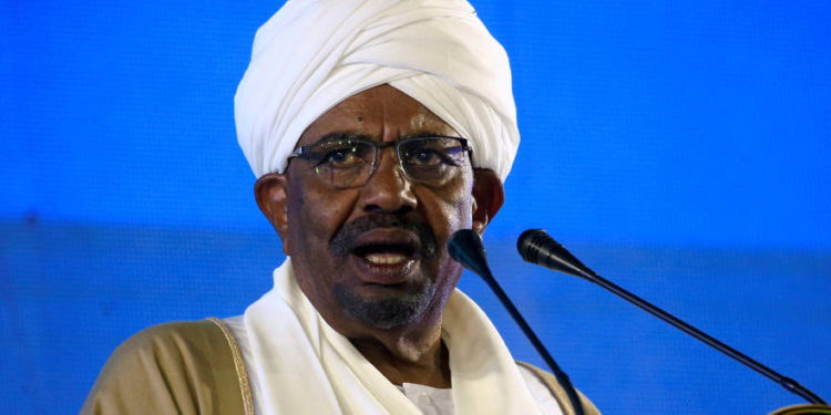 Funcionarios sudaneses dicen que el ejército obligó al presidente Omar al-Bashir a renunciar