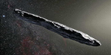 Una representación artística de Oumuamua. "Esperó en su lugar, como una boya en el océano, hasta que la 'nave' del sistema solar se topó con ella". ESO / M. Kornmesser
