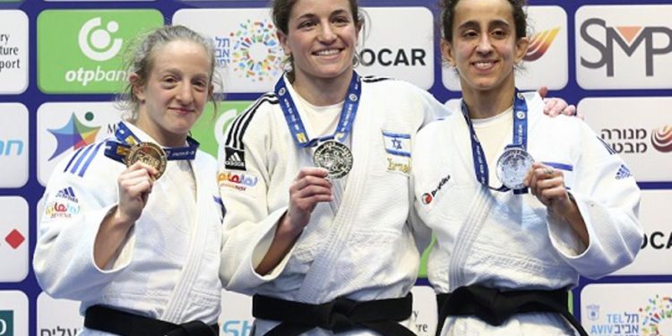 Judokas Shira Rishony, Timna Nelson-Levy y Gili Cohen con sus medallas en el Gran Premio de Tel Aviv, el jueves | Foto: Alan Shiver