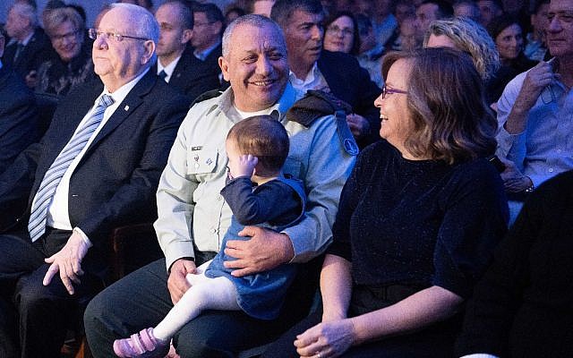 El jefe saliente de las FDI Gadi Eisenkot se sienta con su esposa, Chana y su nieta en una ceremonia de despedida en la sede del ejército en Tel Aviv el 13 de enero de 2019. (Fuerzas de Defensa de Israel)